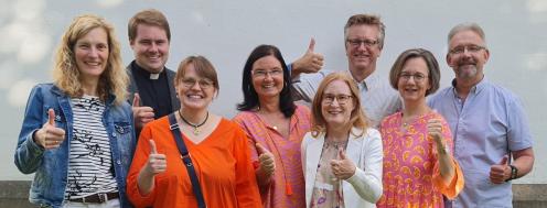 von Links nach rechts: Annette Erichlandwehr, Pastor Benedikt Kickum, Anita Eusterbrock, Dagmar Schröder, Veronika Strothe, Peter Johann-Vorderbrüggen, Ursula Frank und Josef Fröhleke 