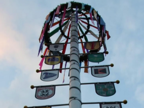Maibaum aufstellen